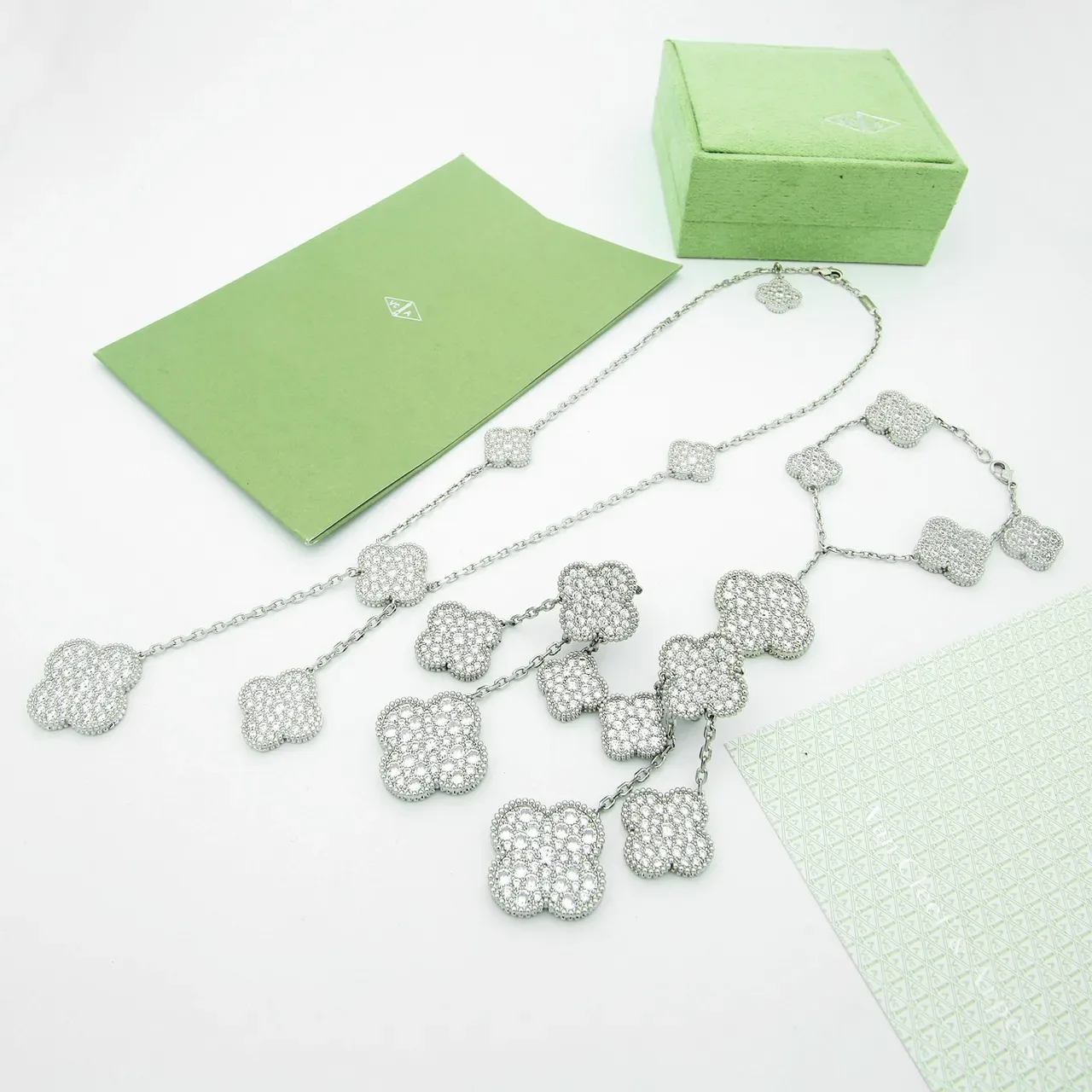 Collier Van Cleef & Arpels Alhambra or blanc aux motifs de trèfle pavés et chaîne à maillons de rose 6