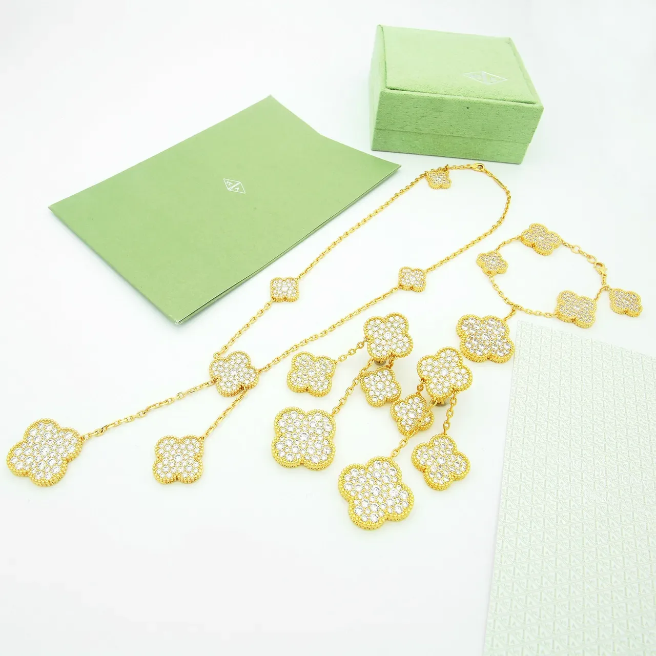 Collier Van Cleef & Arpels Alhambra or blanc aux motifs de trèfle pavés et chaîne à maillons de rose 7