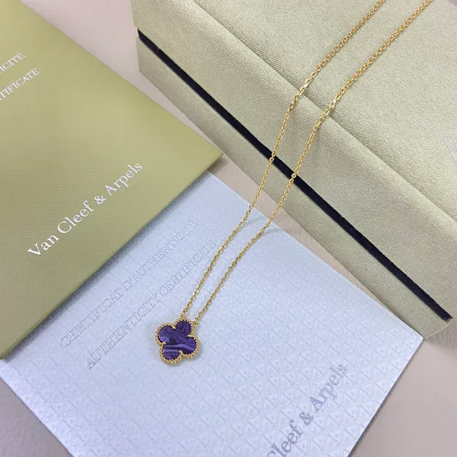 Van Cleef & Arpels Alhambra Colgantes de trébol con cuentas de piedras moradas marmoleadas 5