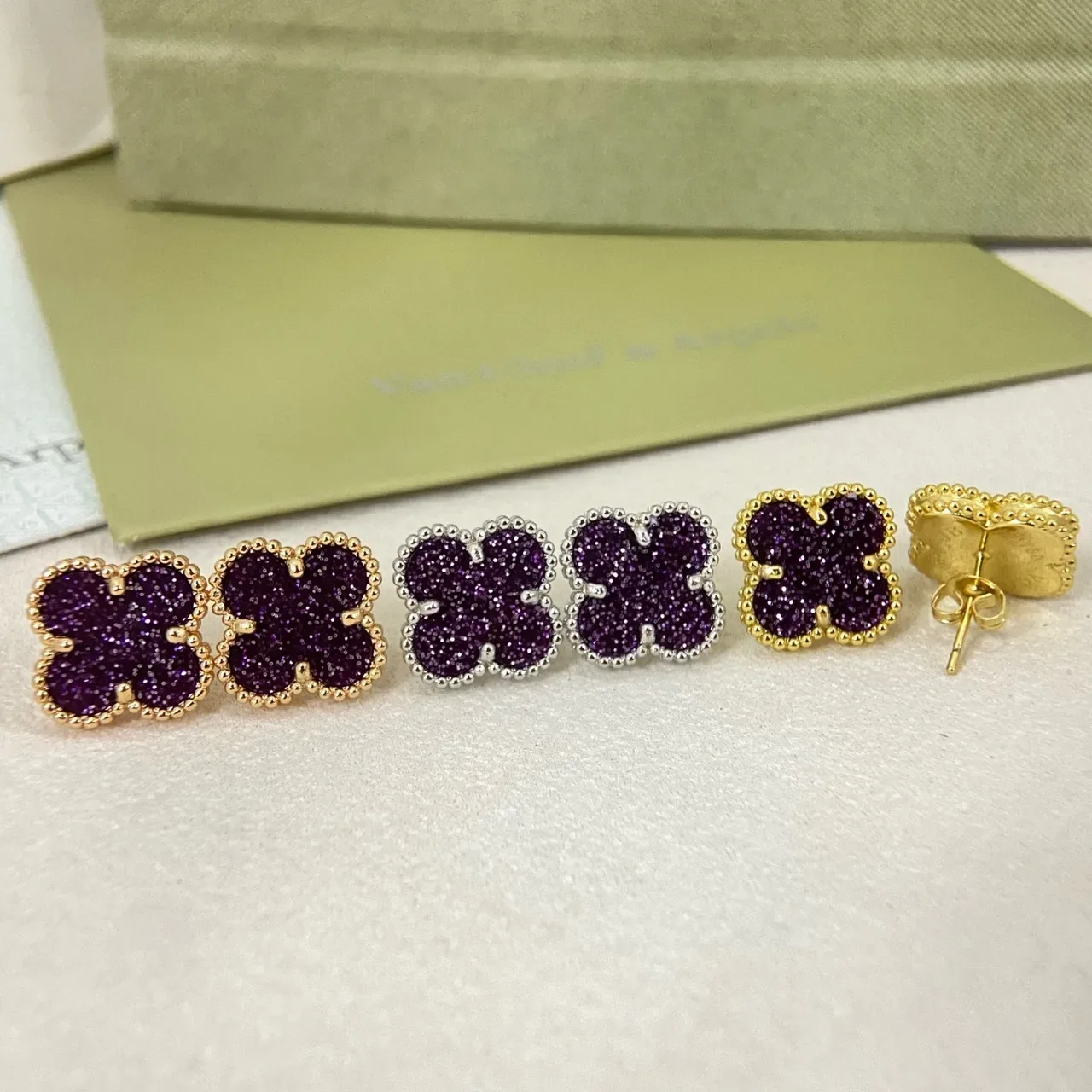 Van Cleef & Arpels Alhambra Brincos Roxos Pavé Quatrefoil 2