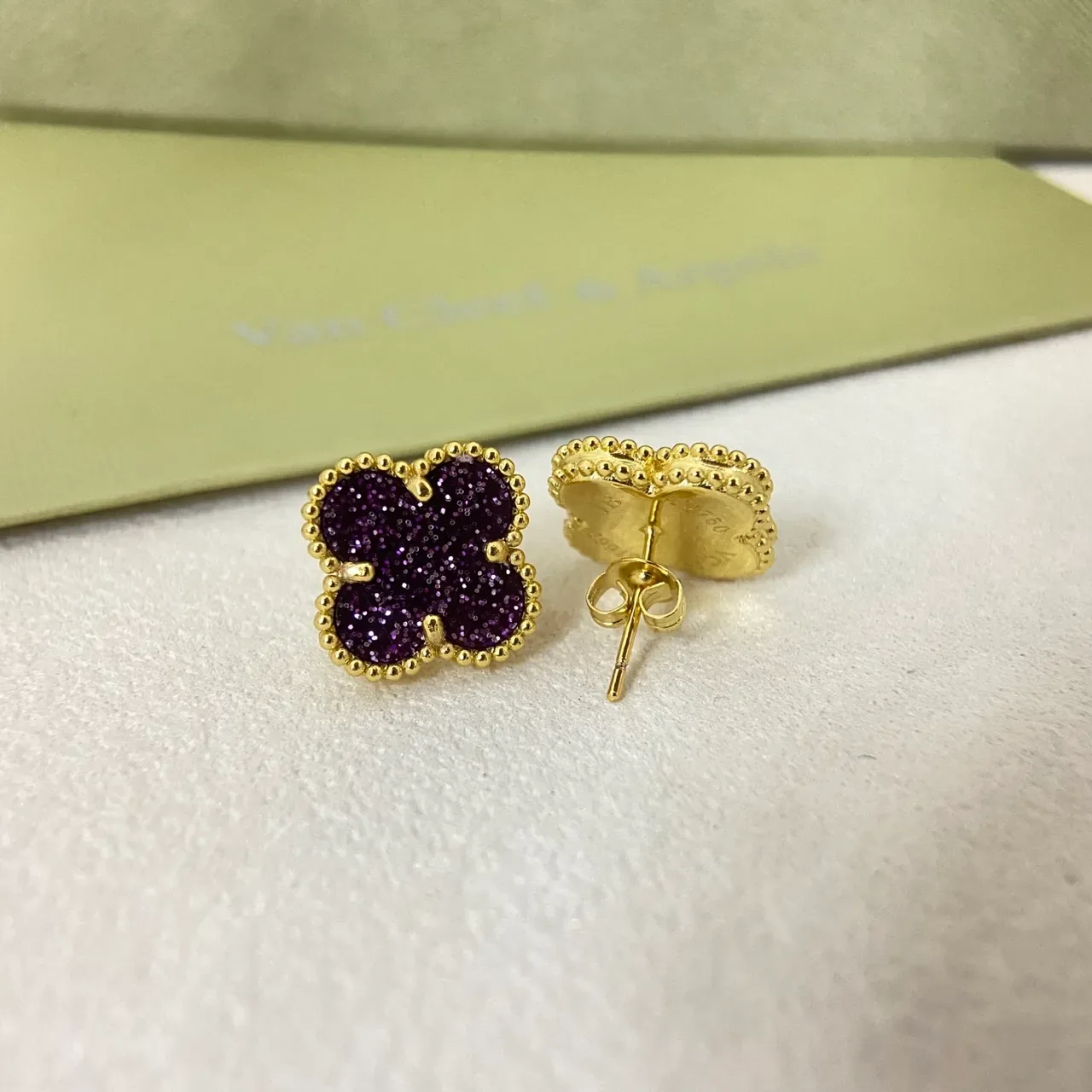 Van Cleef & Arpels Alhambra Brincos Roxos Pavé Quatrefoil 3