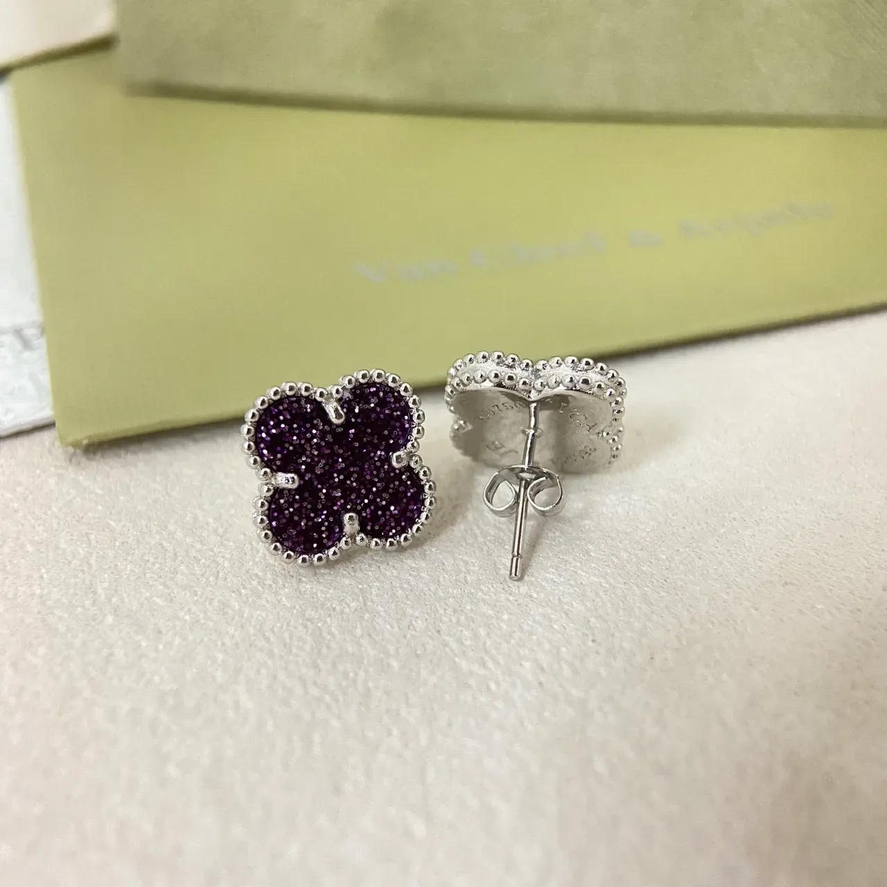 Van Cleef & Arpels Alhambra Brincos Roxos Pavé Quatrefoil 4