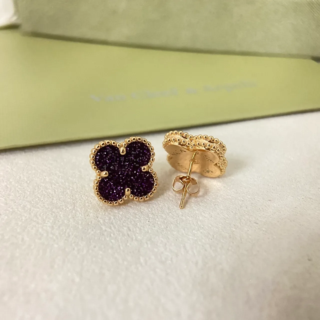 Van Cleef & Arpels Alhambra Brincos Roxos Pavé Quatrefoil 5