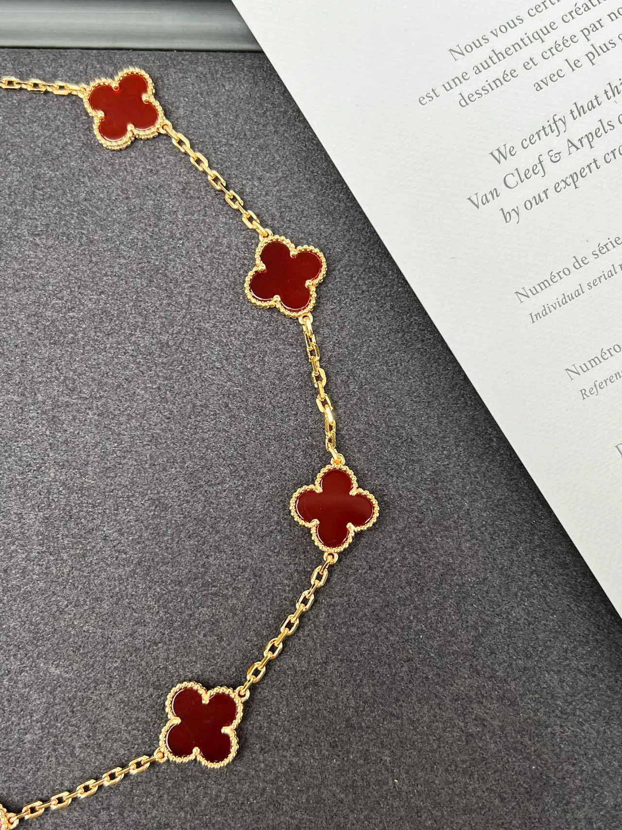 Van Cleef & Arpels Alhambra Collier en or avec émail rouge 5