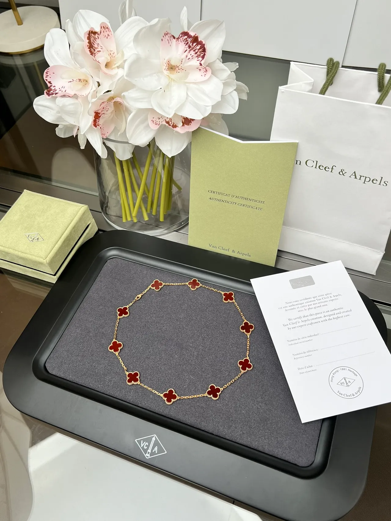 Van Cleef & Arpels Alhambra Collier en or avec émail rouge 7