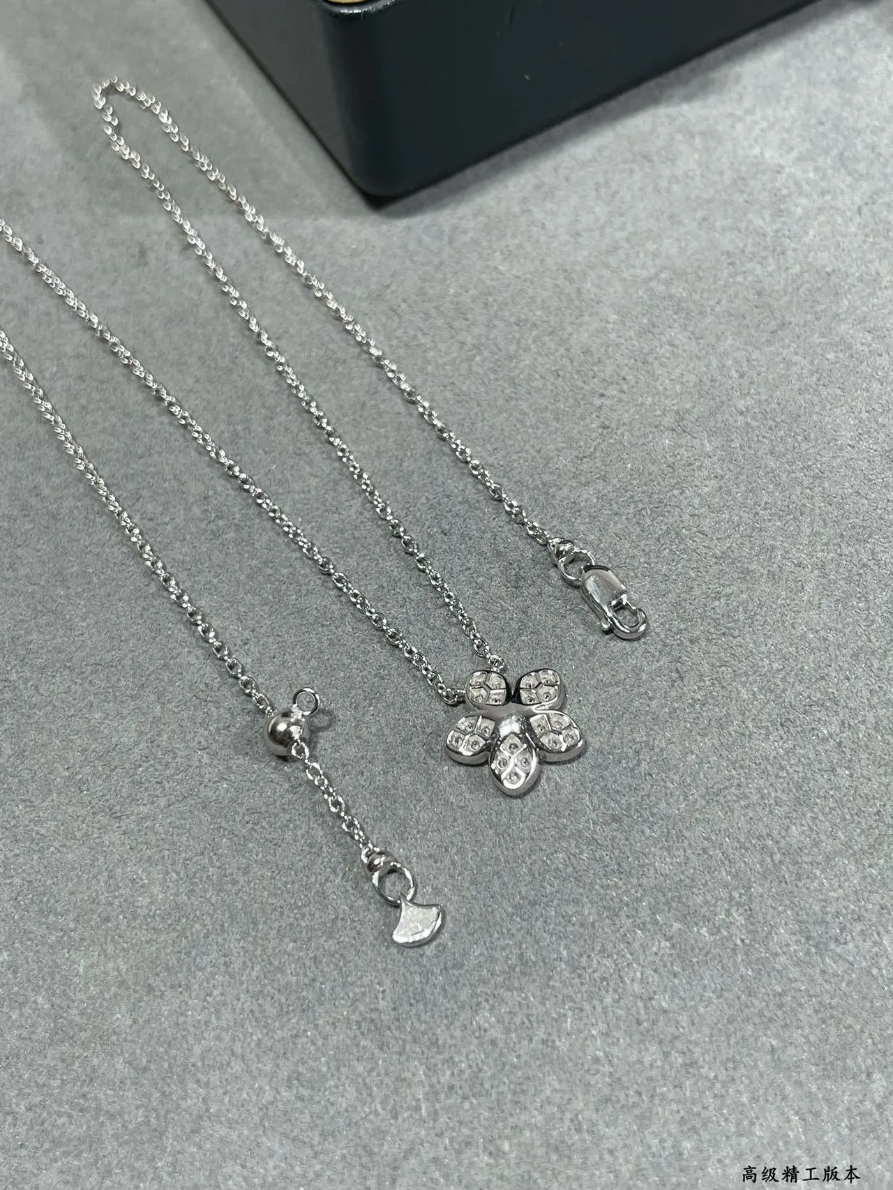Van Cleef & Arpels Alhambra plata marino motivo floral de cinco pétalos Pavé-Set Diamonds collar 2