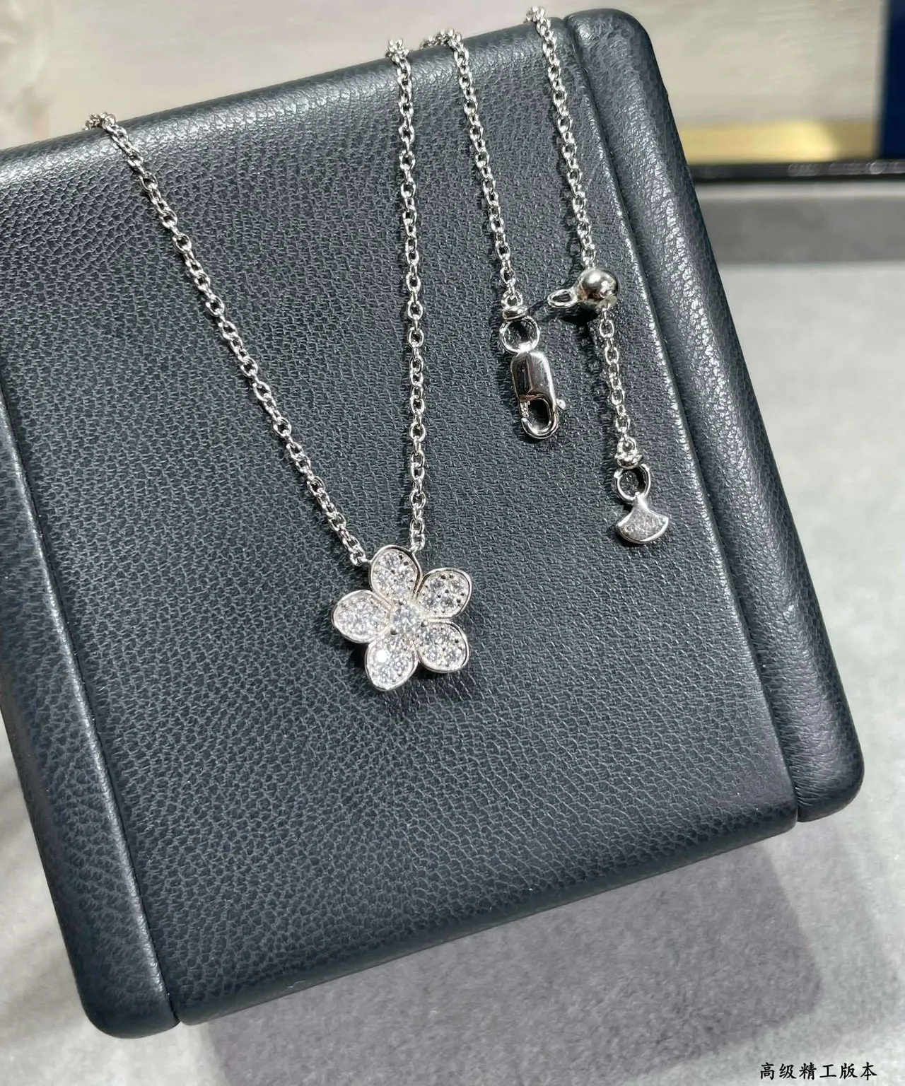 Van Cleef & Arpels Alhambra plata marino motivo floral de cinco pétalos Pavé-Set Diamonds collar 4