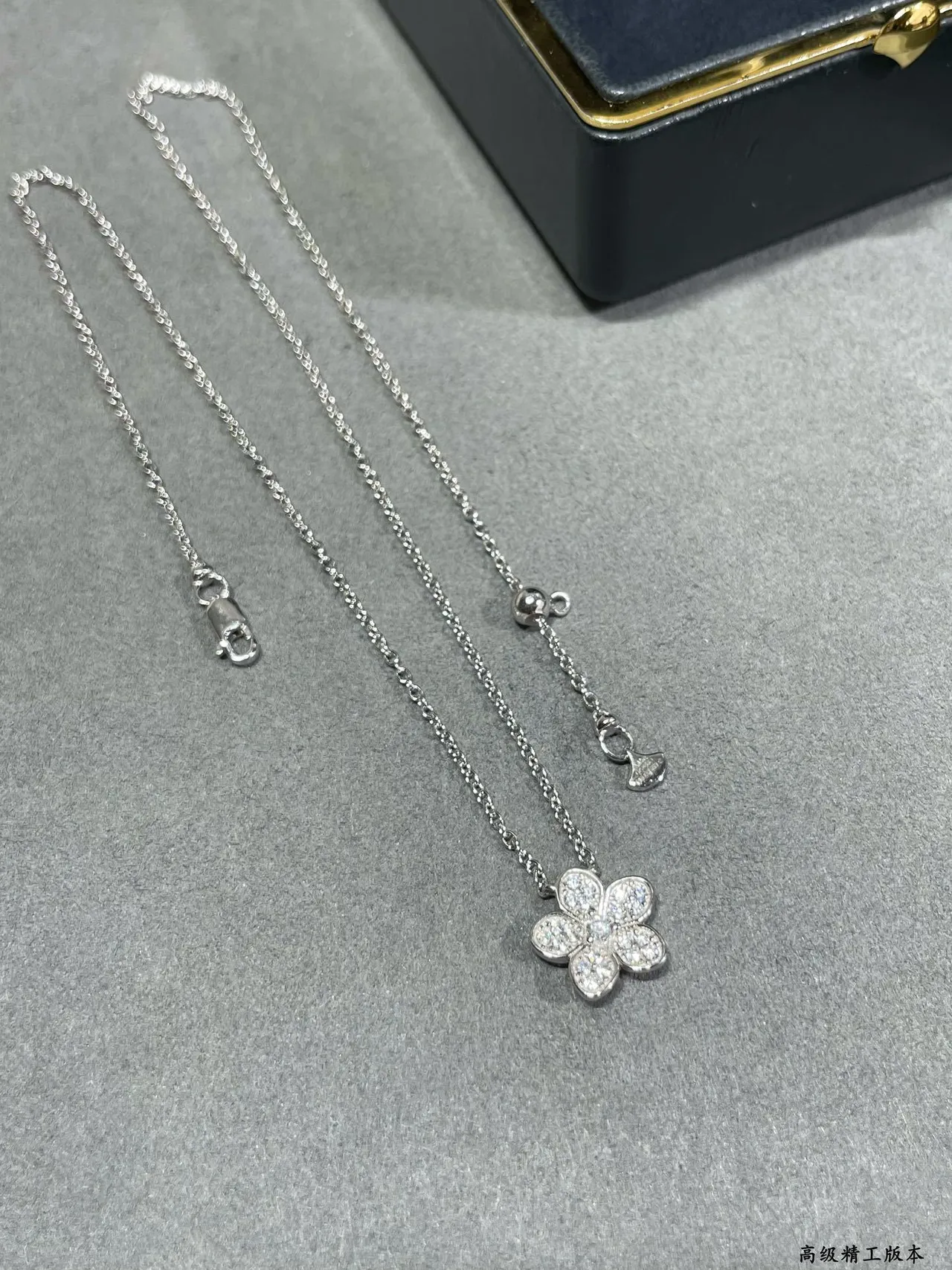 Van Cleef & Arpels Alhambra plata marino motivo floral de cinco pétalos Pavé-Set Diamonds collar 5