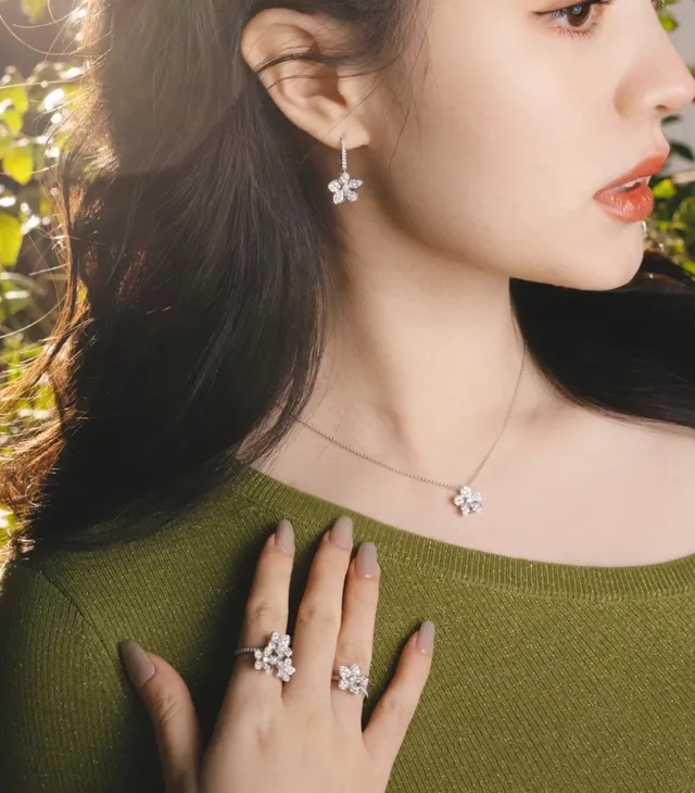 Van Cleef & Arpels Alhambra plata marino motivo floral de cinco pétalos Pavé-Set Diamonds collar 9
