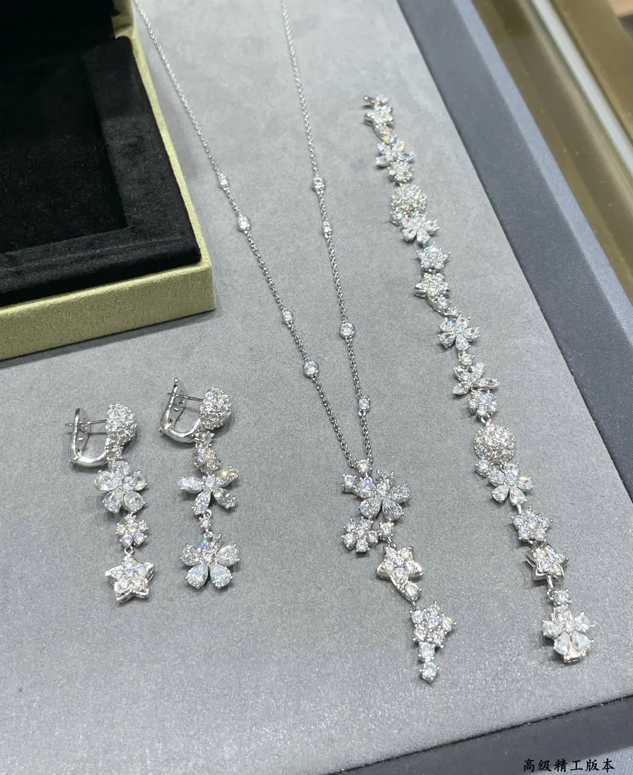Van Cleef & Arpels Floral Motif Pavé Diamond Bracelet 2