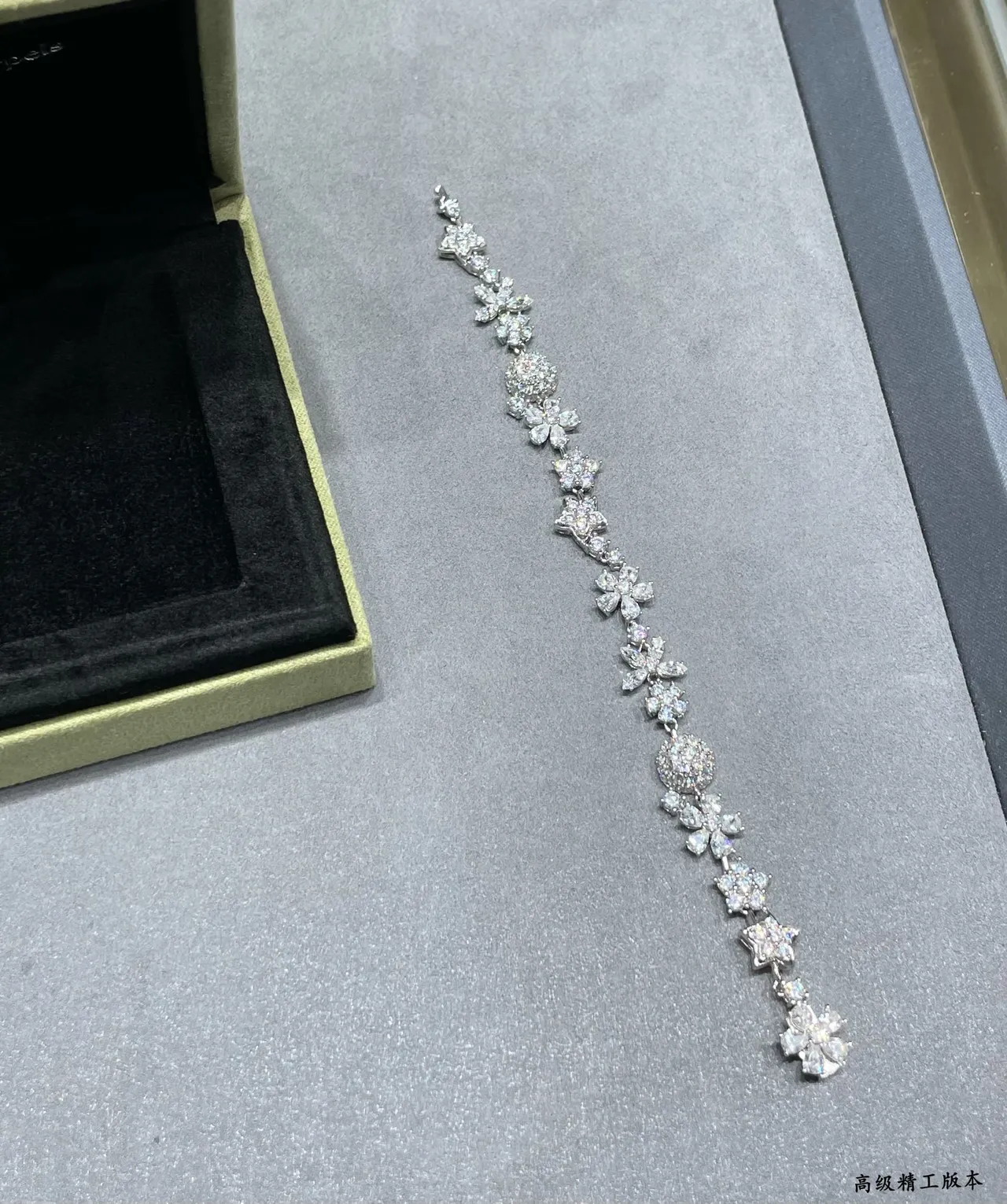Van Cleef & Arpels Floral Motif Pavé Diamond Bracelet 3