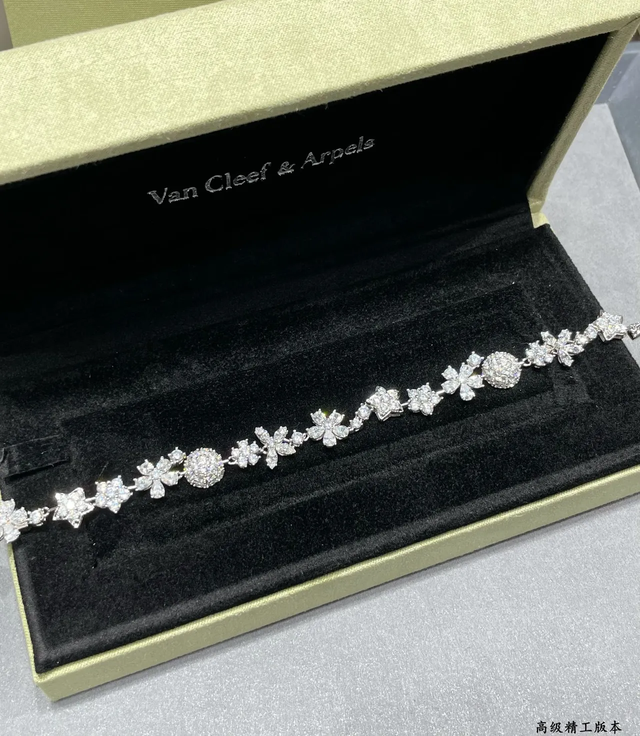 Van Cleef & Arpels Floral Motif Pavé Diamond Bracelet 5