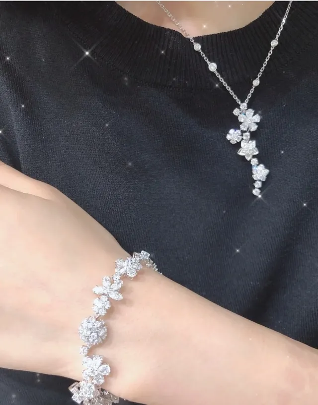 Van Cleef & Arpels Floral Motif Pavé Diamond Bracelet 9