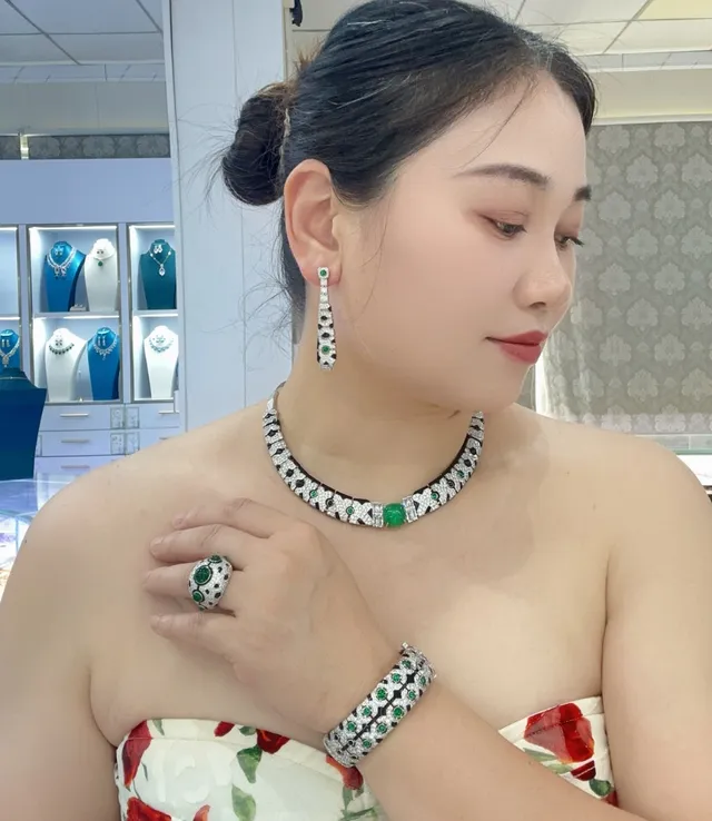 Van Cleef & Arpels Ludo Green Silver Dome-Shaped Pavé-Set Diamonds Ring 2