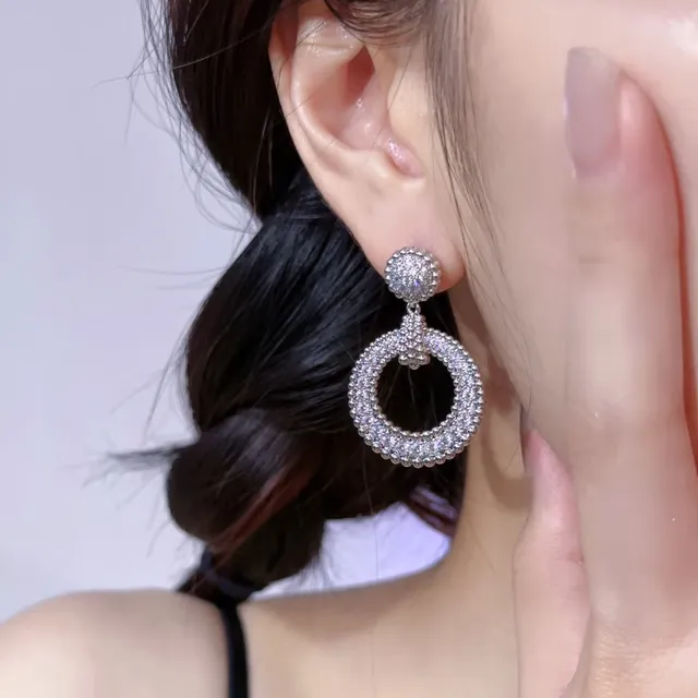 Van Cleef & Arpels पैवé क्रिस्टल सर्कुलर ड्रॉप ईयररिंग्स 4