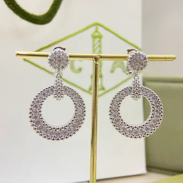 Van Cleef & Arpels पैवé क्रिस्टल सर्कुलर ड्रॉप ईयररिंग्स 9