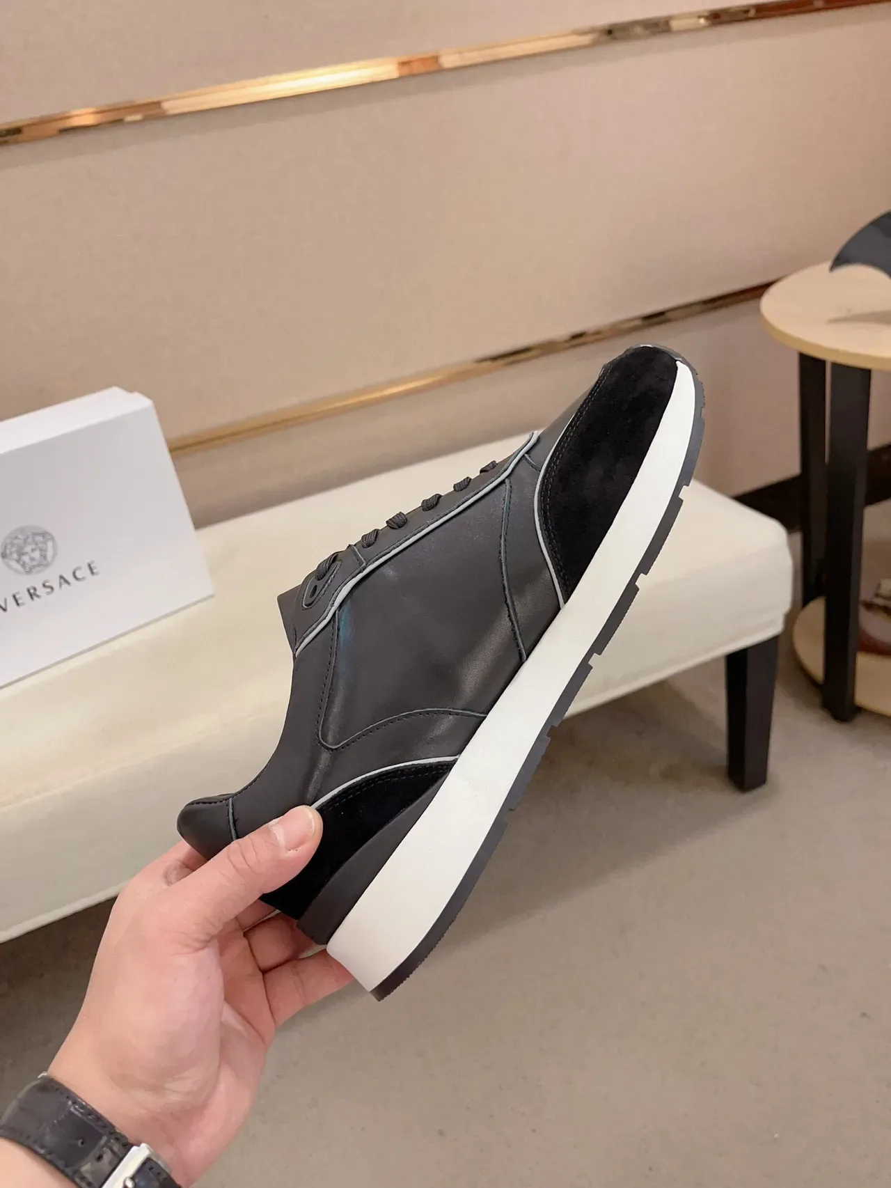 Versace Sneakers Lifestyle Noir et Blanc Suède et Cuir 4