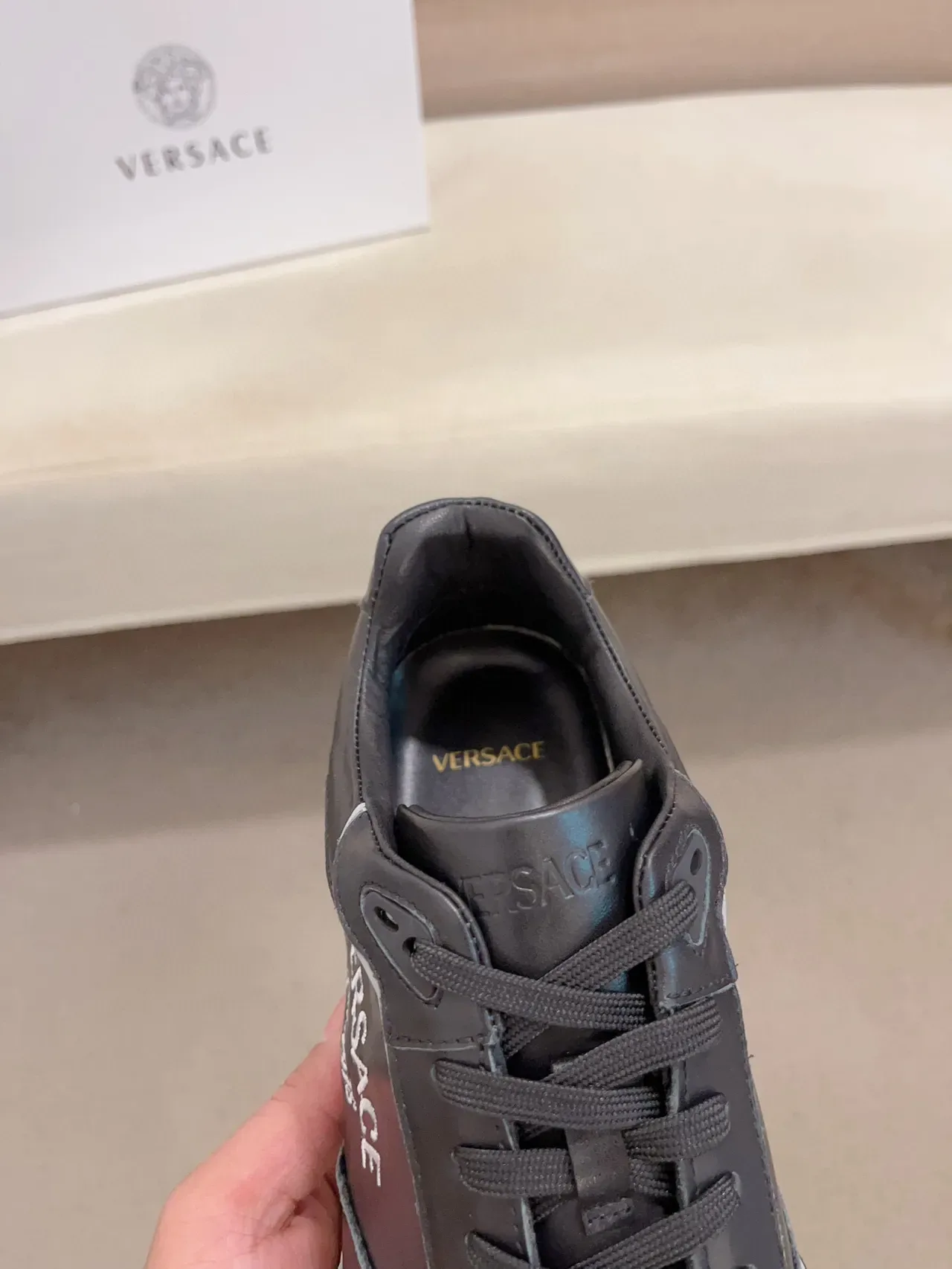 Versace Sneakers Lifestyle Noir et Blanc Suède et Cuir 5