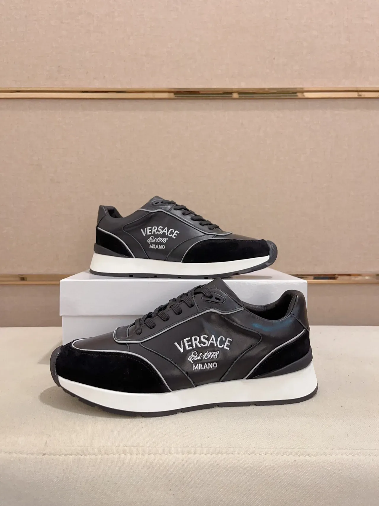 Versace Sneakers Lifestyle Noir et Blanc Suède et Cuir 6