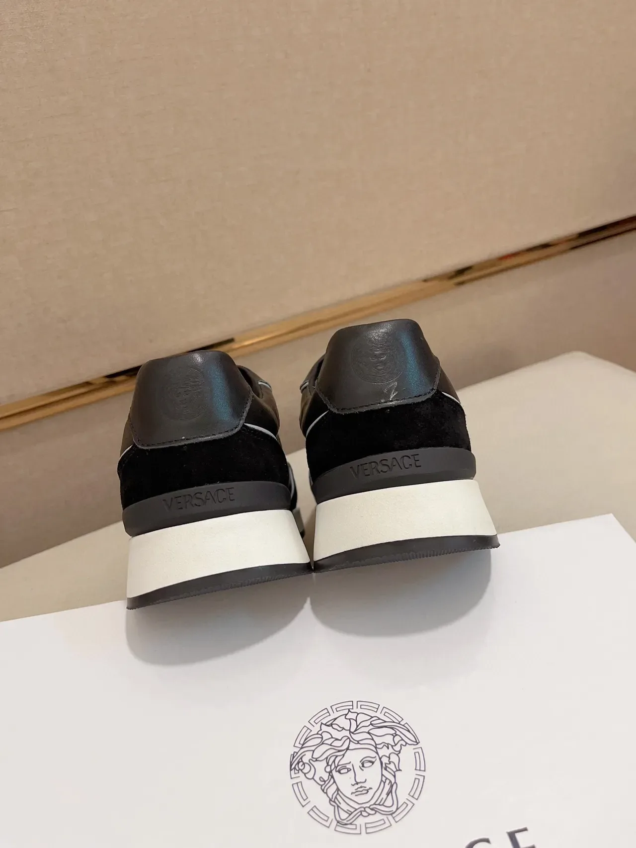 Versace Sneakers Lifestyle Noir et Blanc Suède et Cuir 7