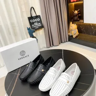 Versace 黑白条纹皮革勋章装饰乐福鞋