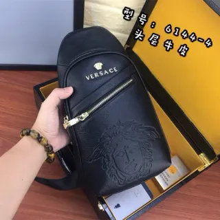 Versace Chain Reaction काला सोना उभरा हुआ मेड्यूसा हेड हार्डवेयर मेसेंजर बैग