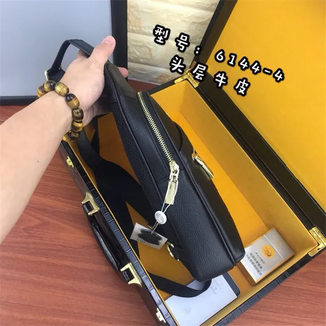 Versace Chain Reaction কালো সোনা উঁচিত মেডিউসা হেড হার্ডওয়্যার মেসেঞ্জার ব্যাগ 6