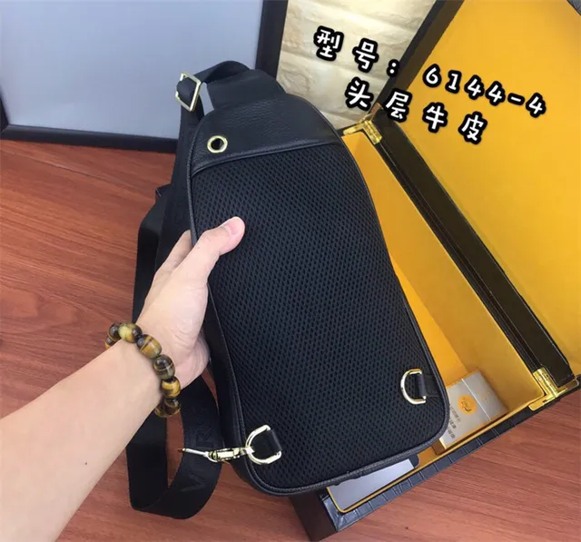 Versace Chain Reaction কালো সোনা উঁচিত মেডিউসা হেড হার্ডওয়্যার মেসেঞ্জার ব্যাগ 9