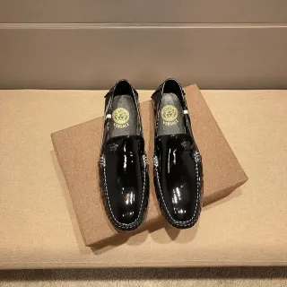 Versace Chain Reaction 黑白 光泽 漆皮 对比缝线 乐福鞋