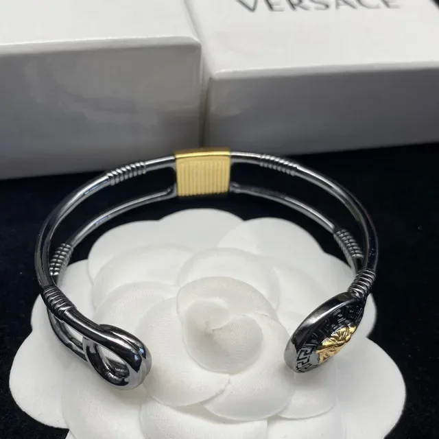Versace Chain Reaction डबल-बार कफ चूड़ियां 4