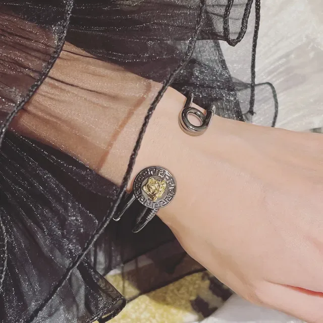 Versace Chain Reaction डबल-बार कफ चूड़ियां 5