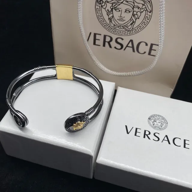 Versace Chain Reaction डबल-बार कफ चूड़ियां 7