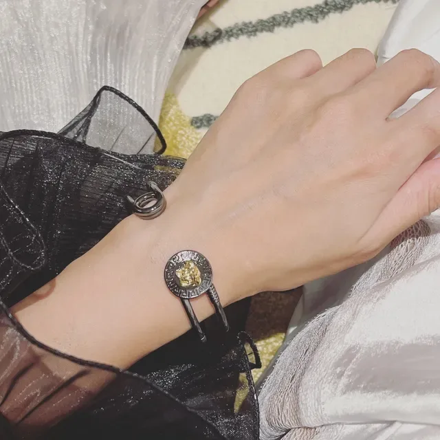 Versace Chain Reaction डबल-बार कफ चूड़ियां 8
