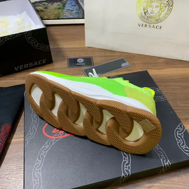 Versace Chain Reaction नीन ग्रीन मेश चंकी स्नीकर्स 2