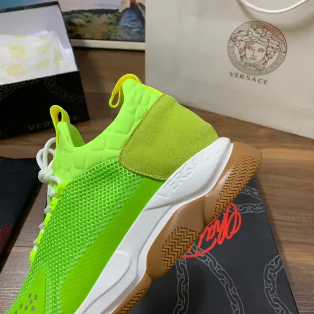 Versace Chain Reaction नीन ग्रीन मेश चंकी स्नीकर्स 3