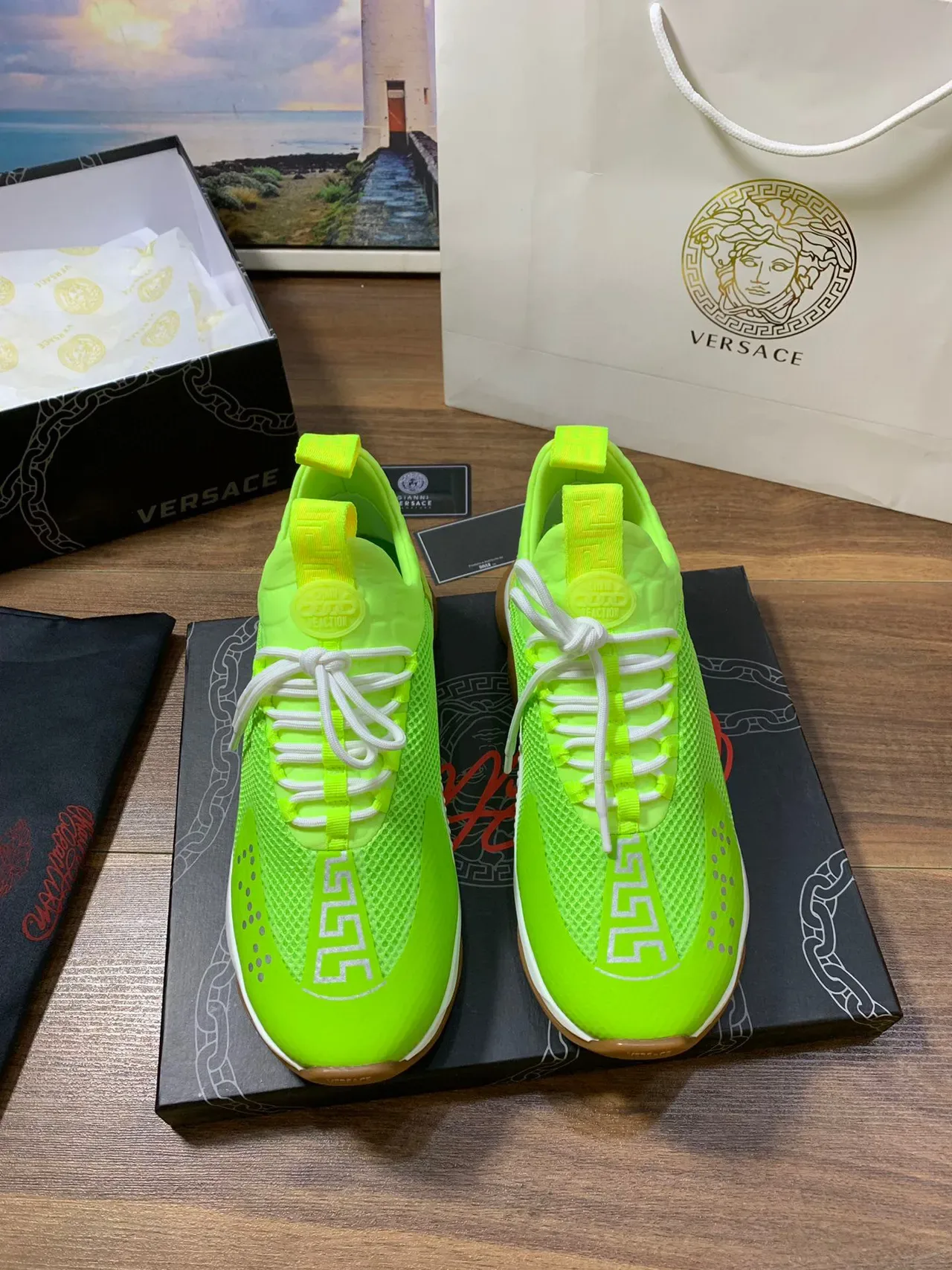 Versace Chain Reaction नीन ग्रीन मेश चंकी स्नीकर्स 9