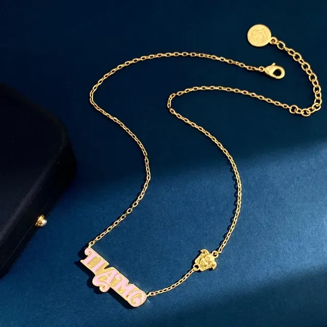 Versace 镀金粉色链条琺瑯姓名牌项链 4