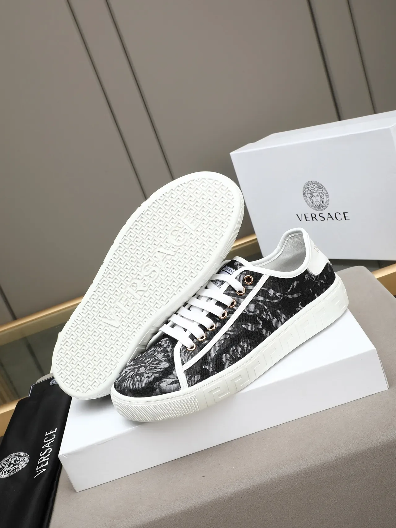 Versace Greca Odissea Negro Floral Jacquard Suela Blanca Lifestyle Sneakers 4