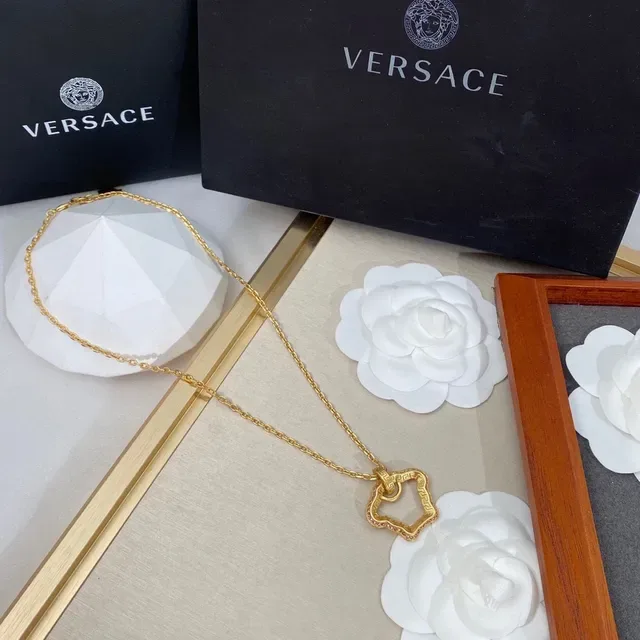 Versace Greca Odissea Gold-Tone Quatrefoil Pendant Necklace 5