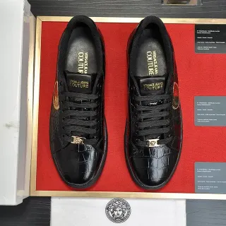 Versace Jeans Couture Tênis lifestyle de couro preto com estampado de crocodilo