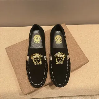 Versace Medusa 刺绣黑色麂皮乐福鞋