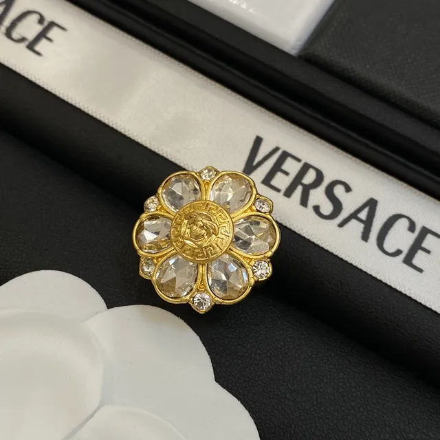 Versace Medusa Flower ক্রিস্টাল গোল্ড-টোন ব্রোচ 3