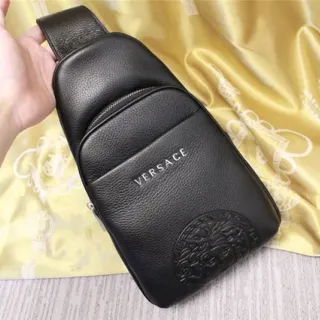 Versace Medusa Logo حقيبة كتف جلد مموج أسود
