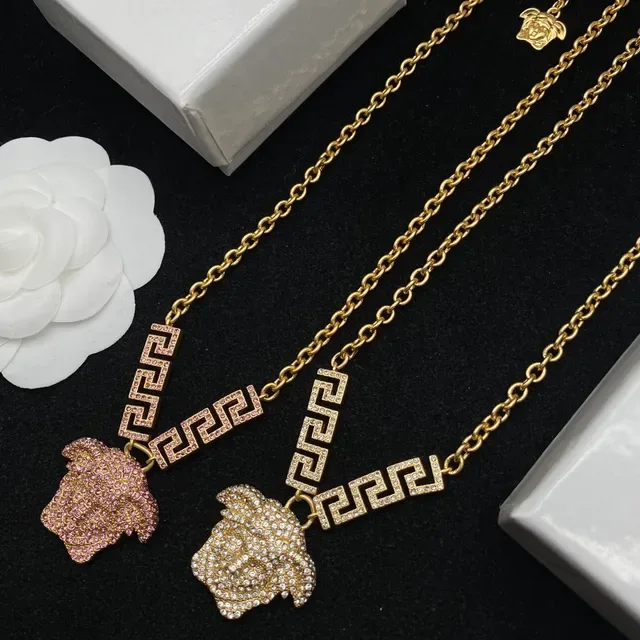 Versace मेड्यूसा पेव क्रिस्टल गोल्ड टोन चेन हार 2