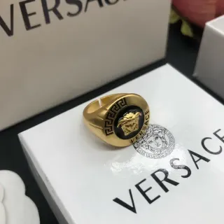 خاتم Versace Medusa Signet ذهبي وأسود مينا