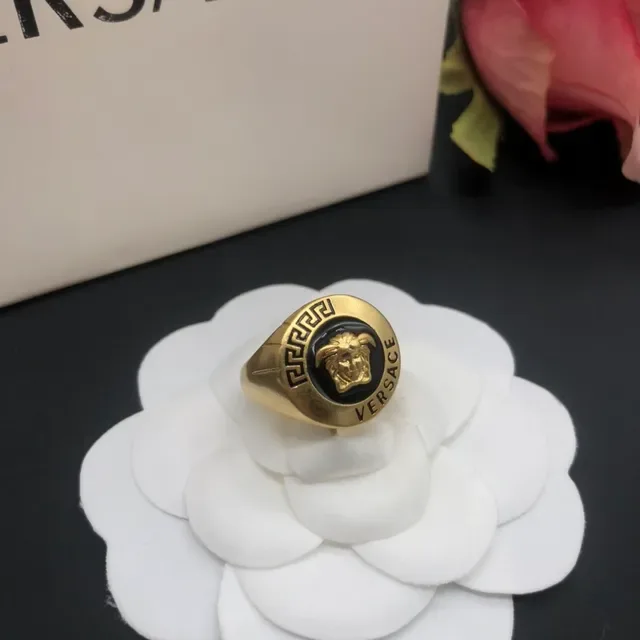 خاتم Versace Medusa Signet ذهبي وأسود مينا 2