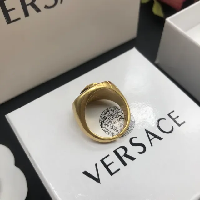 خاتم Versace Medusa Signet ذهبي وأسود مينا 5