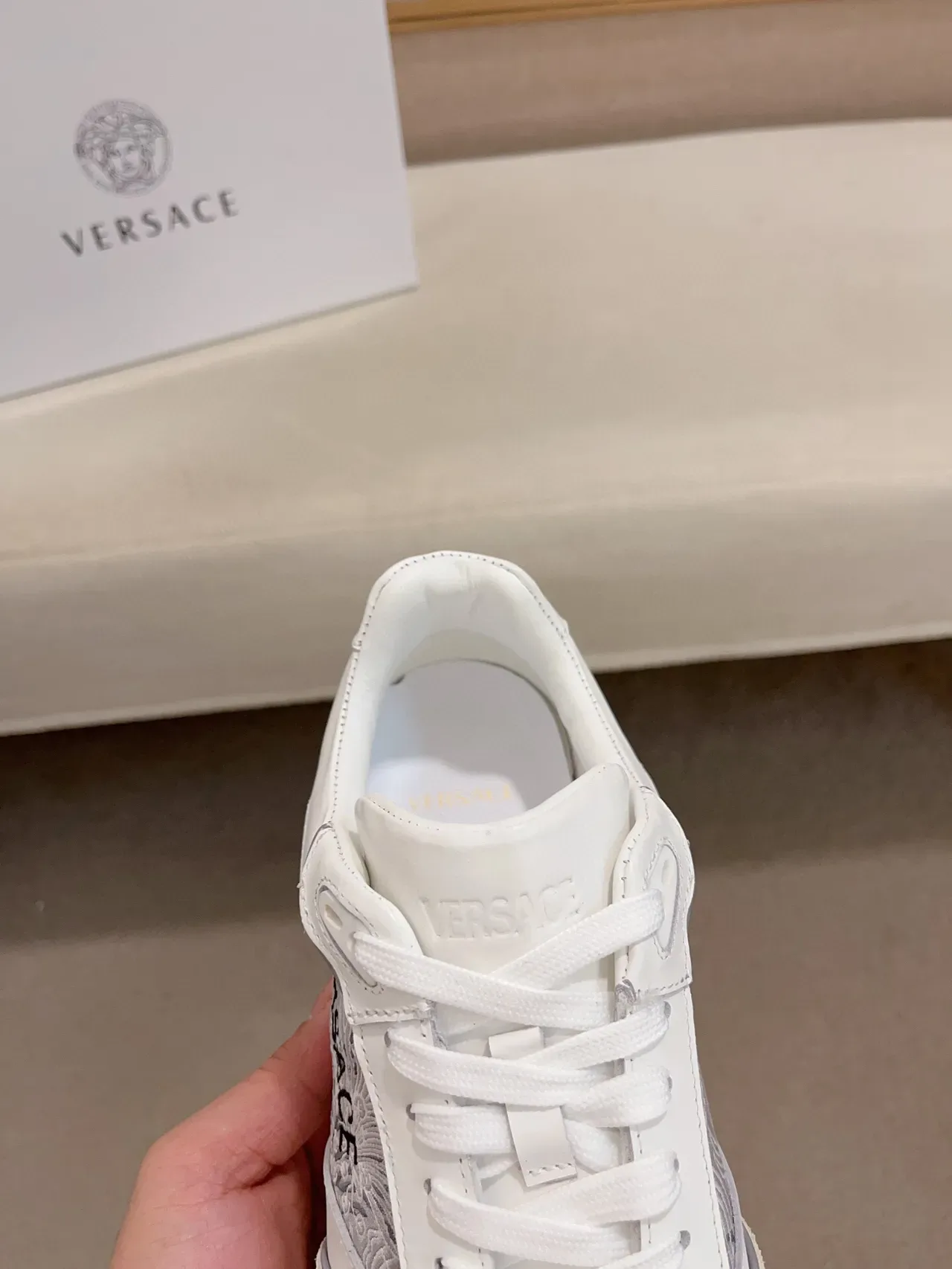 Versace Odissea सफेद बेज ग्रे सिलवाए लाइफस्टाइल स्नीकर्स 6