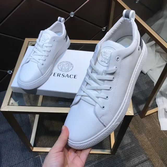 Versace أحذية رياضية بيضاء وسوداء من الجلد مع شعار Medusa-Tongue Emblem نمط حياة 3