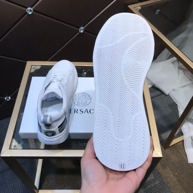 Versace أحذية رياضية بيضاء وسوداء من الجلد مع شعار Medusa-Tongue Emblem نمط حياة 4